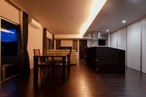 分断されたリビングとDKを一体化することで生まれる、ふれあい