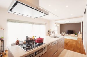 家具のようなキッチンが中心のLDK