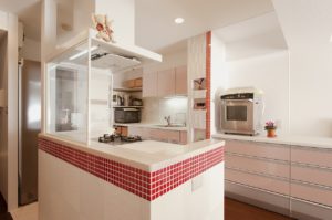 赤いアクセントタイルがcute!料理が楽しくなるキッチン