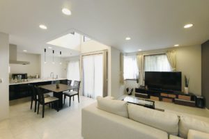 吹抜けとガラスの間仕切りで開放感のあるLDK