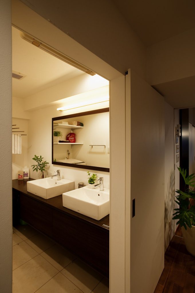 忙しい朝に家族が並んで身支度可能な大きな鏡+2つ洗面ボウルを設置した例