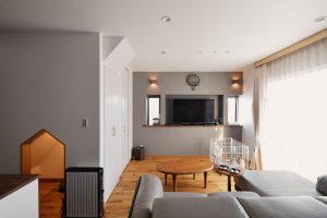 築32年戸建リノベ | 優しい陽のあたるリビングで