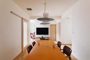 築25年戸建てリノベ | ダイニングを中心に、家事も休息も1階で。庭とつながる穏やかな住まいへ