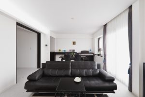 築29年マンションリノベ | 回遊動線でぐるっと快適に。モノトーンで整えた、ひろびろLDKのある暮らし